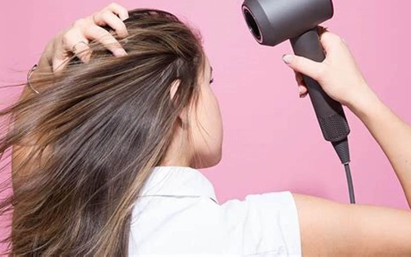 Nếu phải gội đầu vào ban đêm thì hãy sấy khô tóc