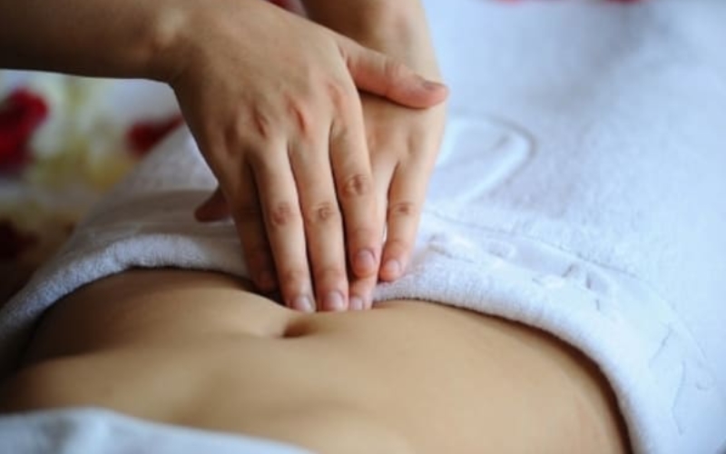 Bấm huyệt vùng bụng